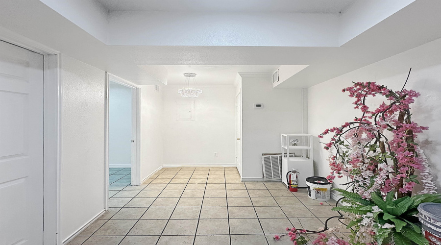 608 Gale St, Laredo, Texas 78041, 1 Room Rooms,2 BathroomsBathrooms,Commercial retail/office,For Rent,608 Gale St,20260339