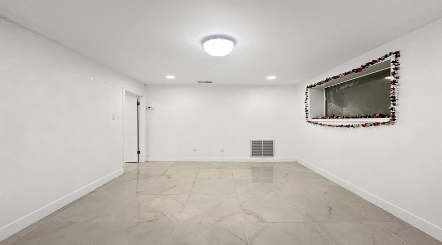 608 Gale St, Laredo, Texas 78041, 1 Room Rooms,2 BathroomsBathrooms,Commercial retail/office,For Rent,608 Gale St,20260341