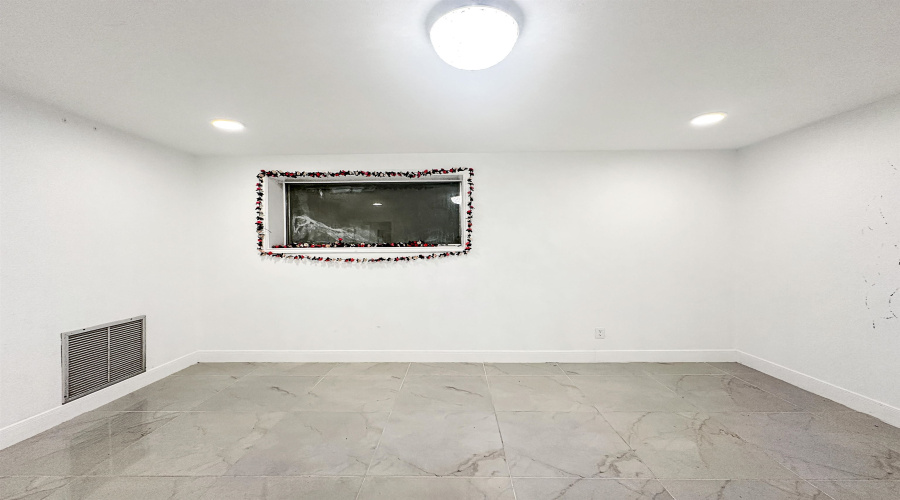 608 Gale St, Laredo, Texas 78041, 1 Room Rooms,2 BathroomsBathrooms,Commercial retail/office,For Rent,608 Gale St,20260341