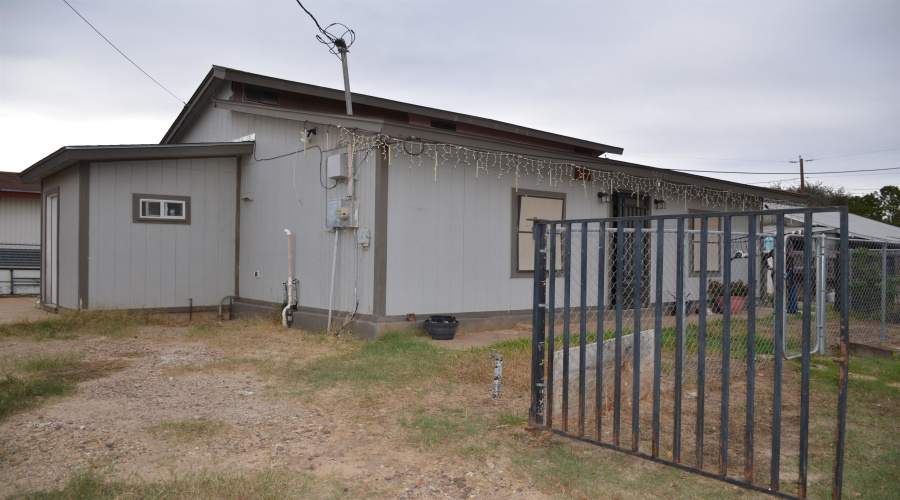 1220 N Diaz Ave, LAREDO, Texas 78043, 1 Bedroom Bedrooms, 3 Rooms Rooms,1 BathroomBathrooms,Residential,For Sale,1220 N Diaz Ave,20260342