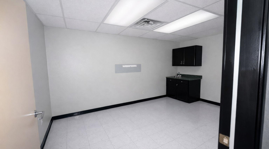 5502 San Bernardo Ave, Laredo, Texas 78041, ,4 BathroomsBathrooms,Commercial retail/office,For Rent,5502 San Bernardo Ave,20260347