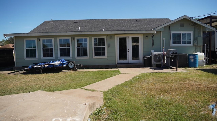 210 E Clayton St, Hebbronville, Texas 78361, 3 Bedrooms Bedrooms, 7 Rooms Rooms,2 BathroomsBathrooms,Residential,For Sale,210 E Clayton St,20260354