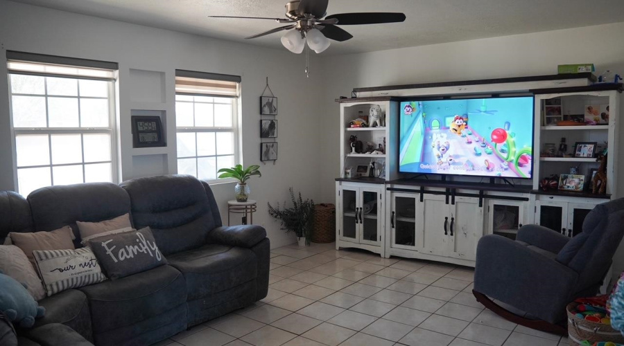 210 E Clayton St, Hebbronville, Texas 78361, 3 Bedrooms Bedrooms, 7 Rooms Rooms,2 BathroomsBathrooms,Residential,For Sale,210 E Clayton St,20260354