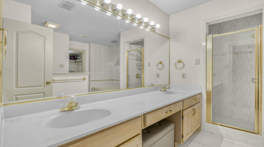 3004 Crest Oak Cir, Laredo, Texas 78045, 4 Bedrooms Bedrooms, 7 Rooms Rooms,2 BathroomsBathrooms,Residential,For Sale,3004 Crest Oak Cir,20260364