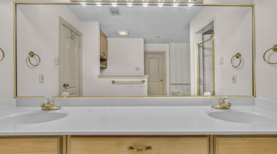 3004 Crest Oak Cir, Laredo, Texas 78045, 4 Bedrooms Bedrooms, 7 Rooms Rooms,2 BathroomsBathrooms,Residential,For Sale,3004 Crest Oak Cir,20260364