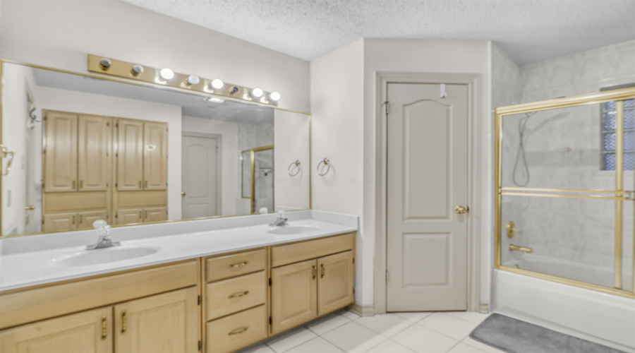 3004 Crest Oak Cir, Laredo, Texas 78045, 4 Bedrooms Bedrooms, 7 Rooms Rooms,2 BathroomsBathrooms,Residential,For Sale,3004 Crest Oak Cir,20260364