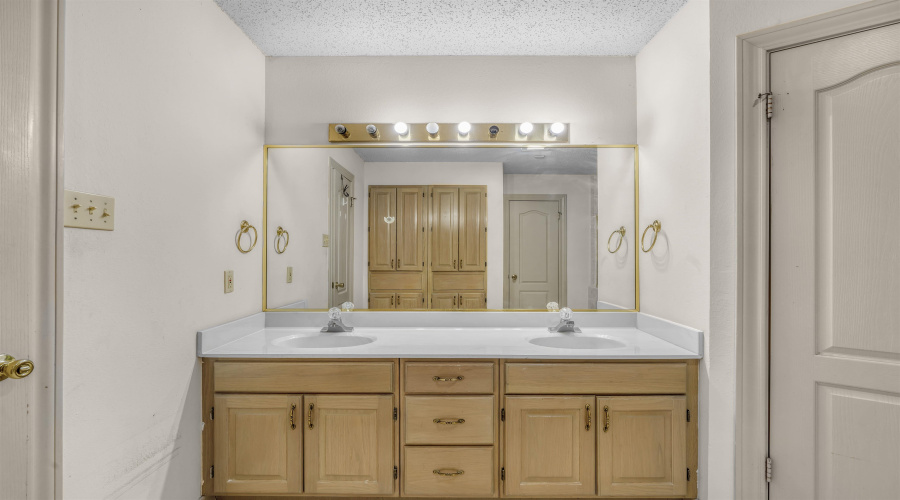 3004 Crest Oak Cir, Laredo, Texas 78045, 4 Bedrooms Bedrooms, 7 Rooms Rooms,2 BathroomsBathrooms,Residential,For Sale,3004 Crest Oak Cir,20260364