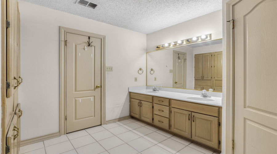 3004 Crest Oak Cir, Laredo, Texas 78045, 4 Bedrooms Bedrooms, 7 Rooms Rooms,2 BathroomsBathrooms,Residential,For Sale,3004 Crest Oak Cir,20260364