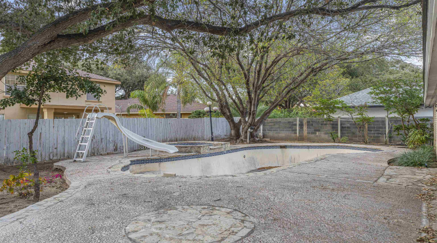 3004 Crest Oak Cir, Laredo, Texas 78045, 4 Bedrooms Bedrooms, 7 Rooms Rooms,2 BathroomsBathrooms,Residential,For Sale,3004 Crest Oak Cir,20260364