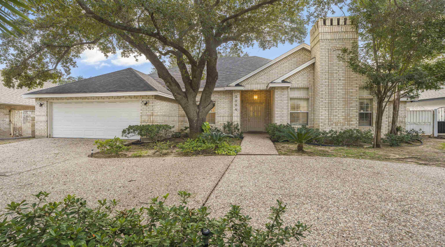 3004 Crest Oak Cir, Laredo, Texas 78045, 4 Bedrooms Bedrooms, 7 Rooms Rooms,2 BathroomsBathrooms,Residential,For Sale,3004 Crest Oak Cir,20260364