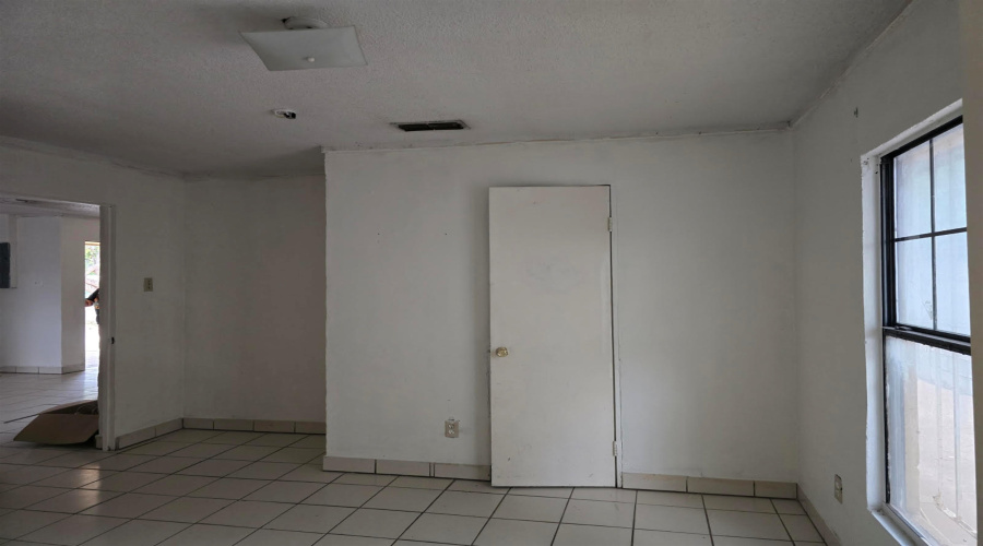 2016 S India Ave, Laredo, Texas 78046, 3 Bedrooms Bedrooms, 5 Rooms Rooms,1 BathroomBathrooms,Residential,For Rent,2016 S India Ave,20260369