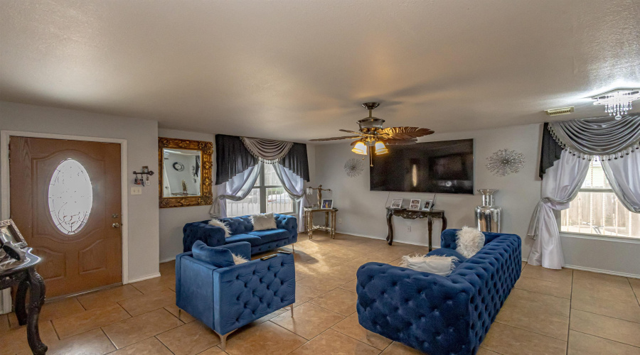 3012 St Isaac Lp, Laredo, Texas 78046, 6 Bedrooms Bedrooms, 8 Rooms Rooms,3 BathroomsBathrooms,Residential,For Sale,3012 St Isaac Lp,20260376