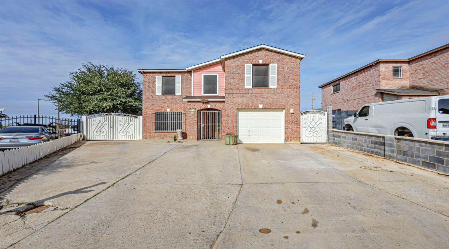 3012 St Isaac Lp, Laredo, Texas 78046, 6 Bedrooms Bedrooms, 8 Rooms Rooms,3 BathroomsBathrooms,Residential,For Sale,3012 St Isaac Lp,20260376