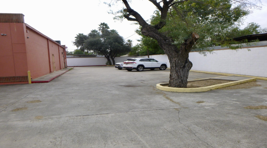 2212 Santa Ursula Ave, Laredo, Texas 78040, 1 Room Rooms,2 BathroomsBathrooms,Commercial retail/office,For Sale,2212 Santa Ursula Ave,20260379