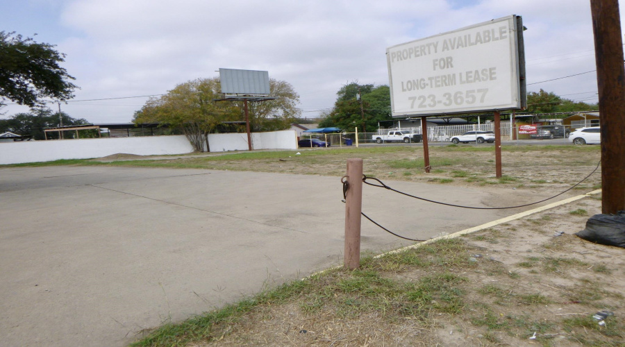 2212 Santa Ursula Ave, Laredo, Texas 78040, 1 Room Rooms,2 BathroomsBathrooms,Commercial retail/office,For Sale,2212 Santa Ursula Ave,20260379