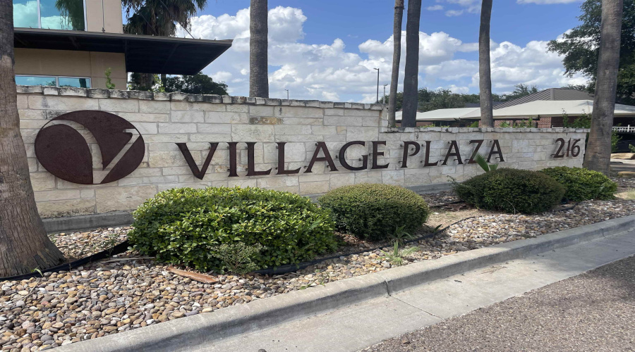216 W Village Blvd, Laredo, Texas 78046, 6 Rooms Rooms,2 BathroomsBathrooms,Commercial retail/office,For Rent,216 W Village Blvd,20260389
