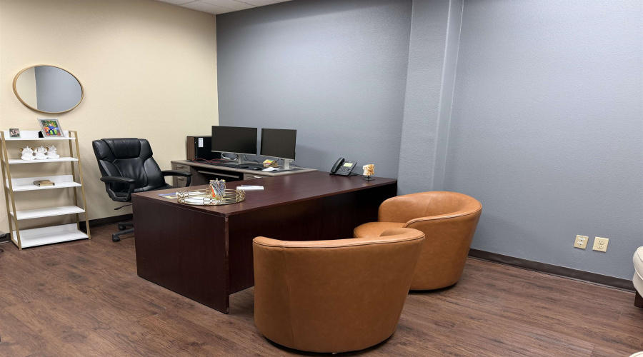 216 W Village Blvd, Laredo, Texas 78046, 6 Rooms Rooms,2 BathroomsBathrooms,Commercial retail/office,For Rent,216 W Village Blvd,20260389