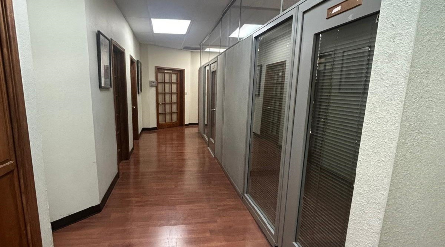 107 Calle Del Norte, Laredo, Texas 78041, 6 Rooms Rooms,2 BathroomsBathrooms,Commercial retail/office,For Rent,107 Calle Del Norte,20260391