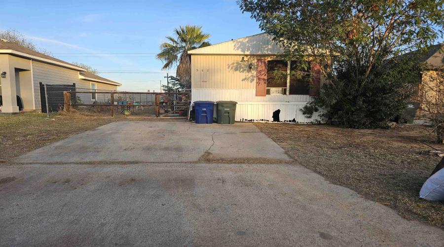 547 Jemez Lp, Laredo, Texas 78046-8490, 3 Bedrooms Bedrooms, 5 Rooms Rooms,2 BathroomsBathrooms,Residential,For Sale,547 Jemez Lp,20260393