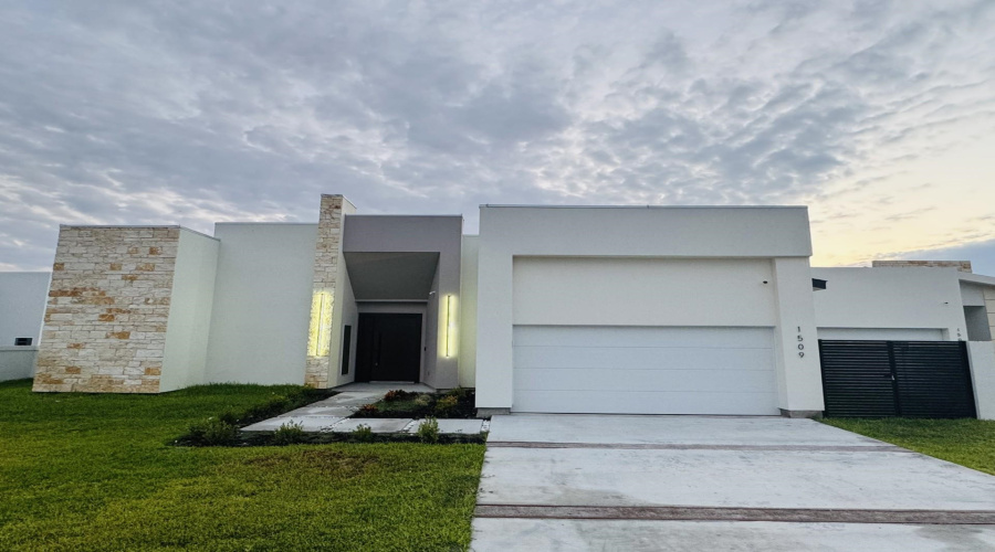 1509 Ocio Dr., Laredo, Texas 78045, 4 Bedrooms Bedrooms, 7 Rooms Rooms,4 BathroomsBathrooms,Residential,For Sale,1509 Ocio Dr.,20260395