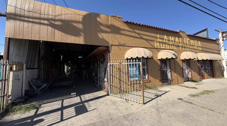 3110 San Bernardo Ave, Laredo, Texas 78040, 1 Room Rooms,3 BathroomsBathrooms,Commercial retail/office,For Sale,3110 San Bernardo Ave,20260394