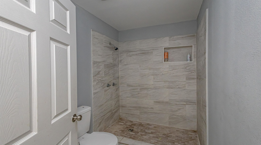 1305 Jefferson St, Laredo, Texas 78040, 4 Bedrooms Bedrooms, 6 Rooms Rooms,2 BathroomsBathrooms,Residential,For Sale,1305 Jefferson St,20260401