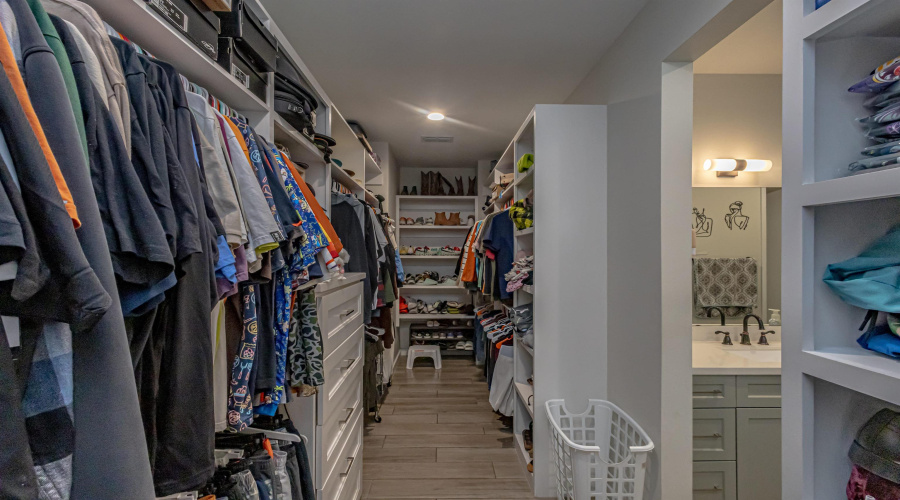 1316 Sambar Lp, Laredo, Texas 78045, 5 Bedrooms Bedrooms, 9 Rooms Rooms,3 BathroomsBathrooms,Residential,For Sale,1316 Sambar Lp,20260408