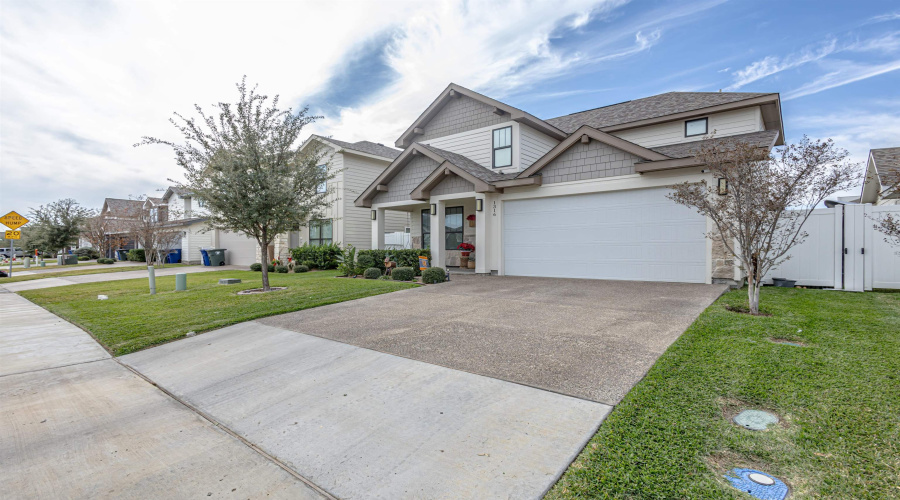 1316 Sambar Lp, Laredo, Texas 78045, 5 Bedrooms Bedrooms, 9 Rooms Rooms,3 BathroomsBathrooms,Residential,For Sale,1316 Sambar Lp,20260408