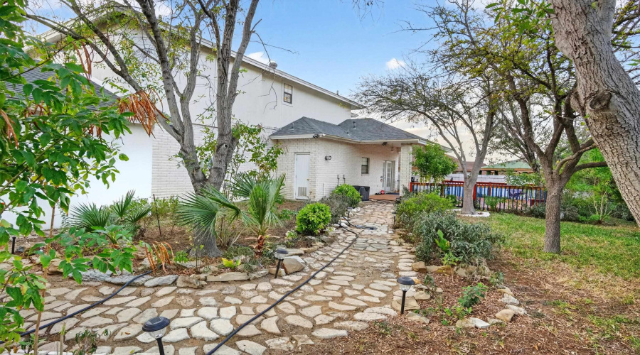 9013 Cliff Dr, Laredo, Texas 78045, 3 Bedrooms Bedrooms, 8 Rooms Rooms,3 BathroomsBathrooms,Residential,For Sale,9013 Cliff Dr,20260430