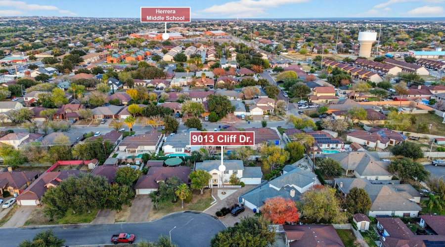 9013 Cliff Dr, Laredo, Texas 78045, 3 Bedrooms Bedrooms, 8 Rooms Rooms,3 BathroomsBathrooms,Residential,For Sale,9013 Cliff Dr,20260430