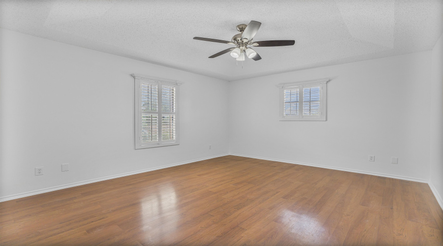 524 Norwich Lp, LAREDO, Texas 78045-8500, 4 Bedrooms Bedrooms, 8 Rooms Rooms,2 BathroomsBathrooms,Residential,For Sale,524 Norwich Lp,20260434