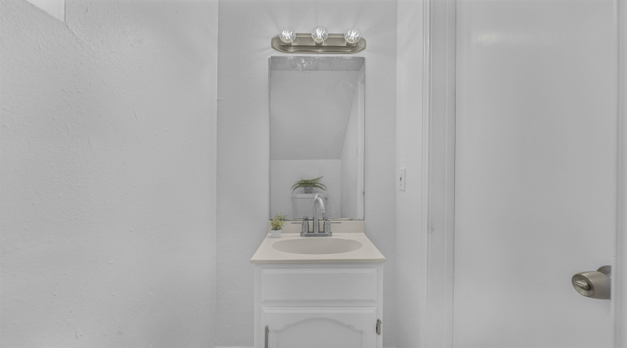 524 Norwich Lp, LAREDO, Texas 78045-8500, 4 Bedrooms Bedrooms, 8 Rooms Rooms,2 BathroomsBathrooms,Residential,For Sale,524 Norwich Lp,20260434