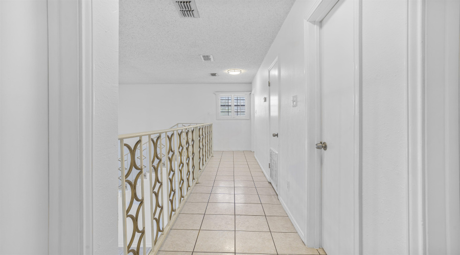 524 Norwich Lp, LAREDO, Texas 78045-8500, 4 Bedrooms Bedrooms, 8 Rooms Rooms,2 BathroomsBathrooms,Residential,For Sale,524 Norwich Lp,20260434