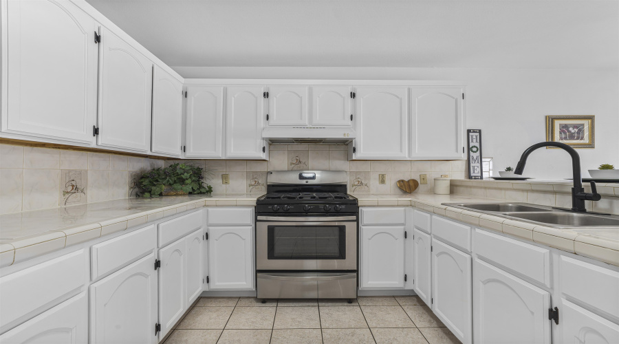 524 Norwich Lp, LAREDO, Texas 78045-8500, 4 Bedrooms Bedrooms, 8 Rooms Rooms,2 BathroomsBathrooms,Residential,For Sale,524 Norwich Lp,20260434