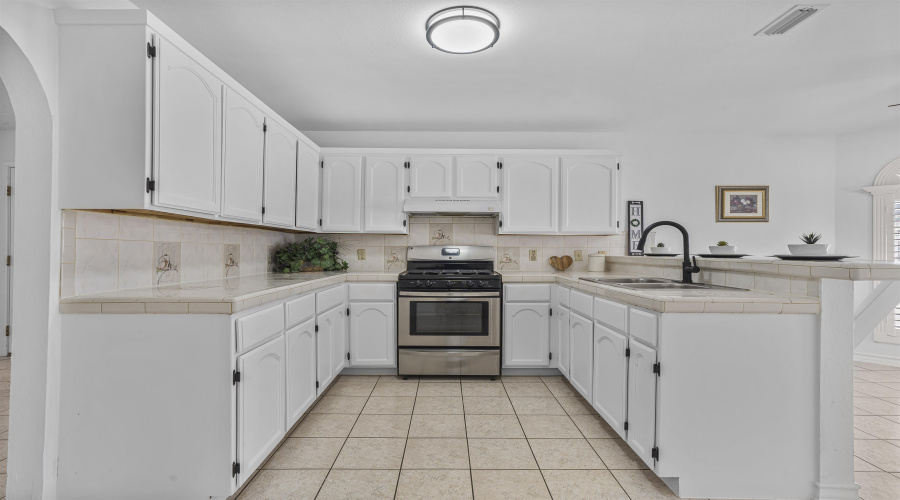 524 Norwich Lp, LAREDO, Texas 78045-8500, 4 Bedrooms Bedrooms, 8 Rooms Rooms,2 BathroomsBathrooms,Residential,For Sale,524 Norwich Lp,20260434