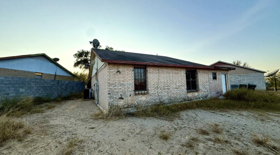 1001 N Lost Creek Lp, Laredo, Texas 78046, 3 Bedrooms Bedrooms, 7 Rooms Rooms,1 BathroomBathrooms,Residential,For Rent,1001 N Lost Creek Lp,20260445