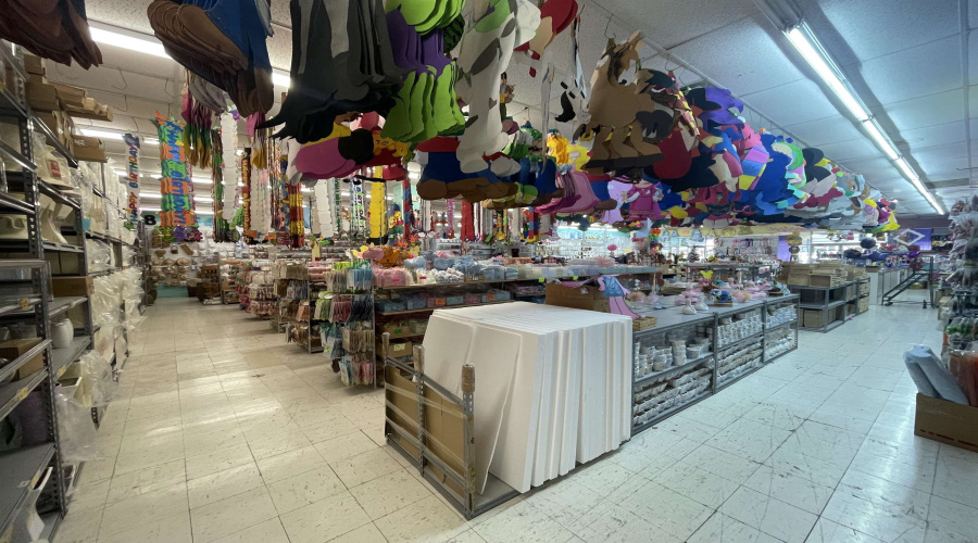 611 Salinas Ave, LAREDO, Texas 78040, 6 Rooms Rooms,4 BathroomsBathrooms,Commercial retail/office,For Sale,611 Salinas Ave,20260458