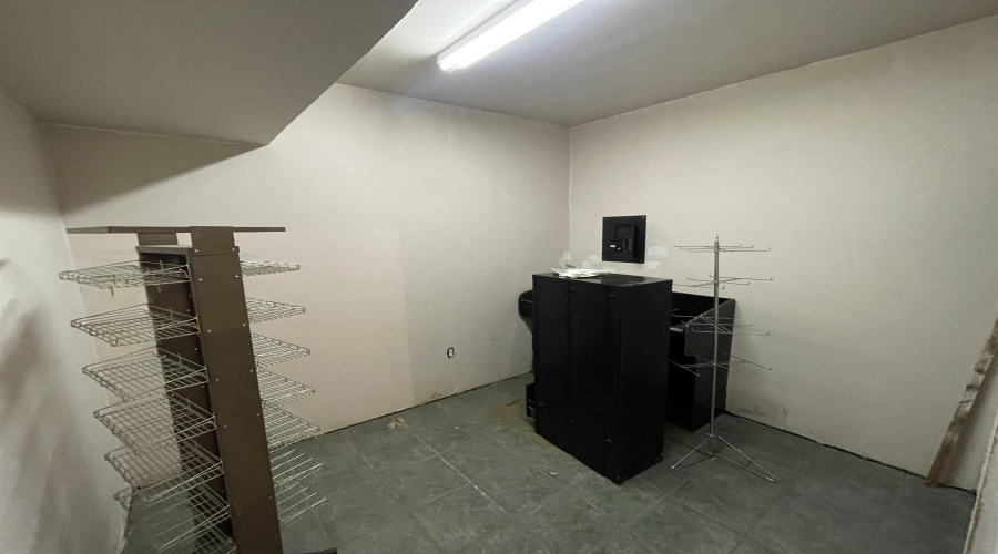 611 Salinas Ave, LAREDO, Texas 78040, 6 Rooms Rooms,4 BathroomsBathrooms,Commercial retail/office,For Sale,611 Salinas Ave,20260458