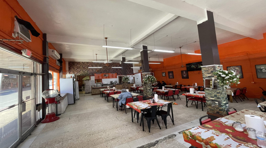 611 Salinas Ave, LAREDO, Texas 78040, 6 Rooms Rooms,4 BathroomsBathrooms,Commercial retail/office,For Sale,611 Salinas Ave,20260458