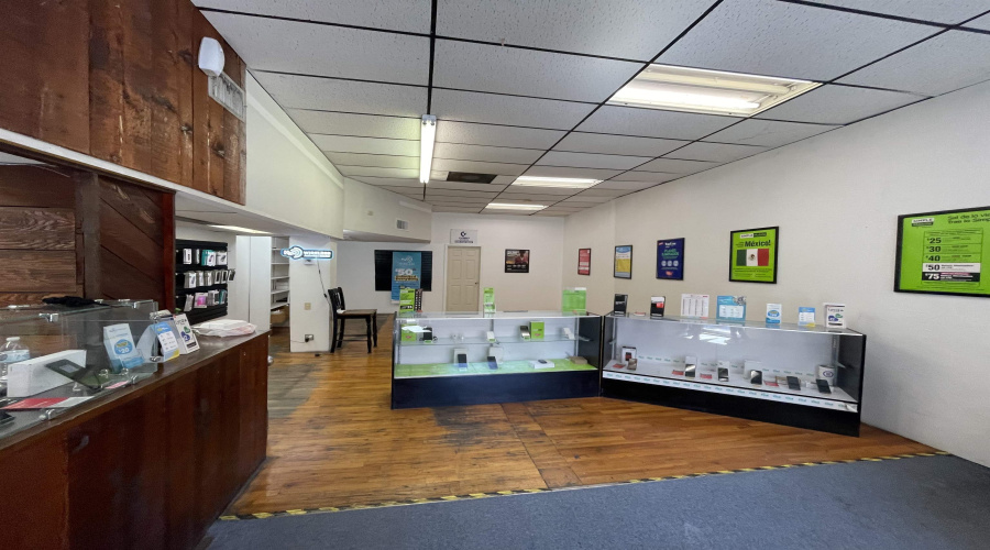 611 Salinas Ave, LAREDO, Texas 78040, 6 Rooms Rooms,4 BathroomsBathrooms,Commercial retail/office,For Sale,611 Salinas Ave,20260458