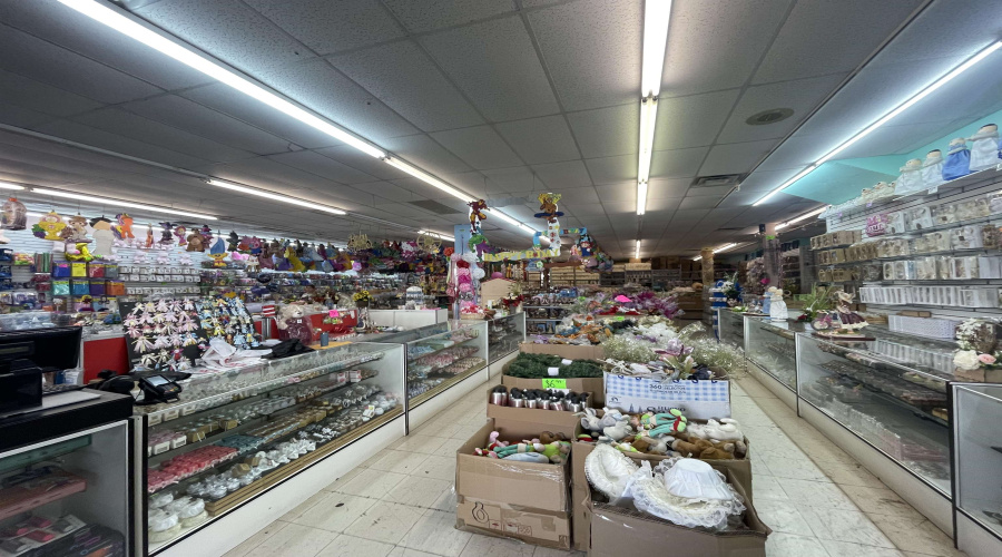 611 Salinas Ave, LAREDO, Texas 78040, 6 Rooms Rooms,4 BathroomsBathrooms,Commercial retail/office,For Sale,611 Salinas Ave,20260458