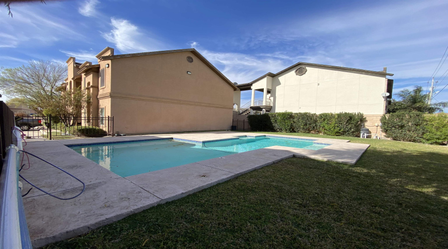 9809 Sterling Lp, LAREDO, Texas 78045, 2 Bedrooms Bedrooms, 5 Rooms Rooms,2 BathroomsBathrooms,Residential,For Rent,9809 Sterling Lp,20260452