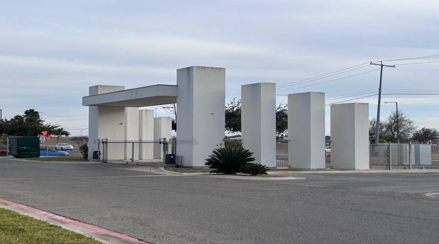 10902 International Blvd, Laredo, Texas 78045, 3 Bedrooms Bedrooms, 3 Rooms Rooms,2 BathroomsBathrooms,Residential,For Rent,10902 International Blvd,20260476