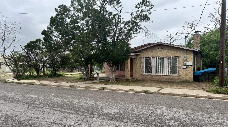 610 Santa Cleotilde Ave, Laredo, Texas 78040, 1 Bedroom Bedrooms, 3 Rooms Rooms,1 BathroomBathrooms,Residential,For Sale,610 Santa Cleotilde Ave,20260480