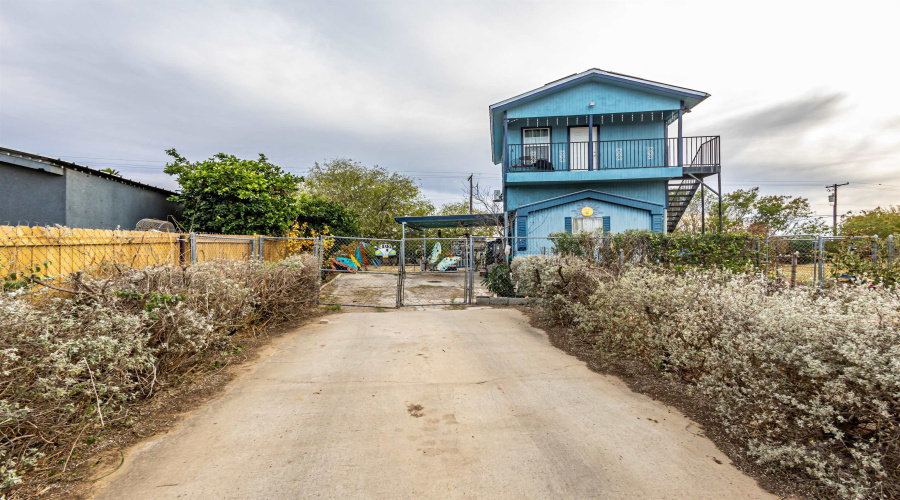 405 Pitaya Dr, LAREDO, Texas 78046, 3 Bedrooms Bedrooms, 4 Rooms Rooms,2 BathroomsBathrooms,Residential,For Sale,405 Pitaya Dr,20260481