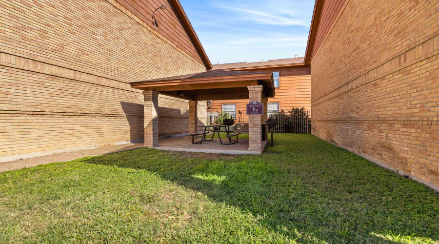 1752 Tiara Trl, Laredo, Texas 78045, 2 Bedrooms Bedrooms, 5 Rooms Rooms,2 BathroomsBathrooms,Residential,For Sale,1752 Tiara Trl,20260487