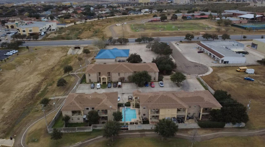 9903 Crystal Ct, Laredo, Texas 78045, 2 Bedrooms Bedrooms, 4 Rooms Rooms,2 BathroomsBathrooms,Residential,For Sale,9903 Crystal Ct,20260489