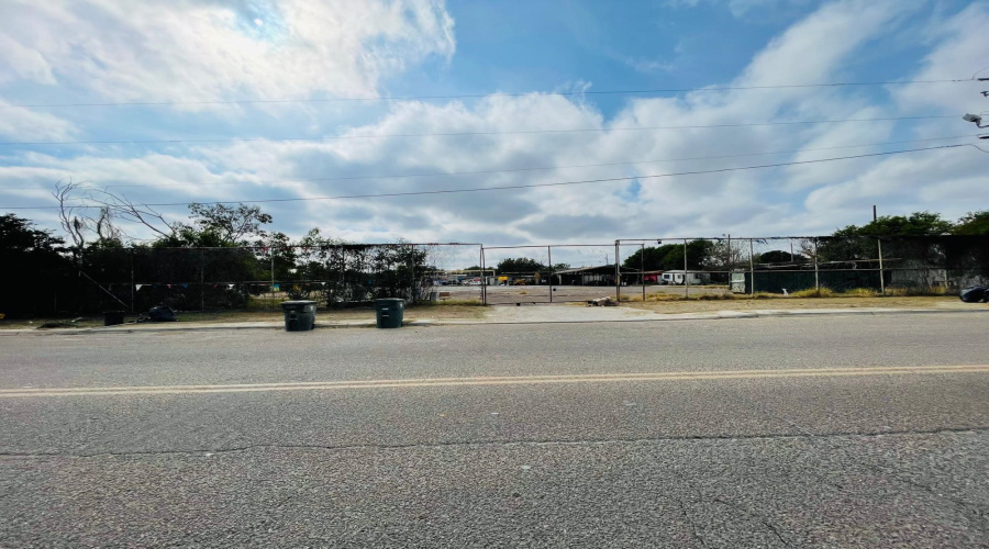 1902 Sanchez St, LAREDO, Texas 78041-1982, 1 Bedroom Bedrooms, 21 Rooms Rooms,2 BathroomsBathrooms,Commercial/industrial,For Sale,1902 Sanchez St,20260508