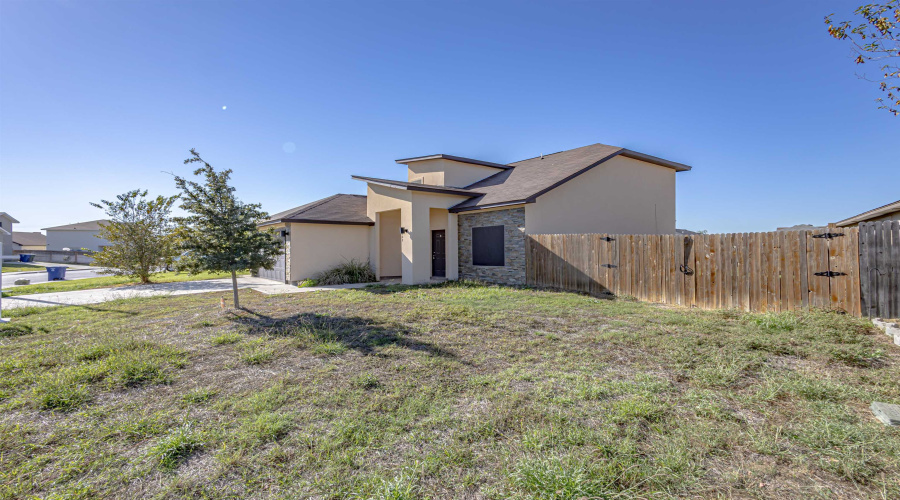 3508 Eduardo E Hayes Rd., LAREDO, Texas 78046, 3 Bedrooms Bedrooms, 7 Rooms Rooms,2 BathroomsBathrooms,Residential,For Rent,3508 Eduardo E Hayes Rd.,20260502