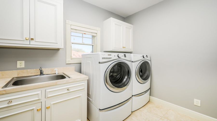 206 Elkington Lp, LAREDO, Texas 78045, 5 Bedrooms Bedrooms, 11 Rooms Rooms,5 BathroomsBathrooms,Residential,For Sale,206 Elkington Lp,20260507